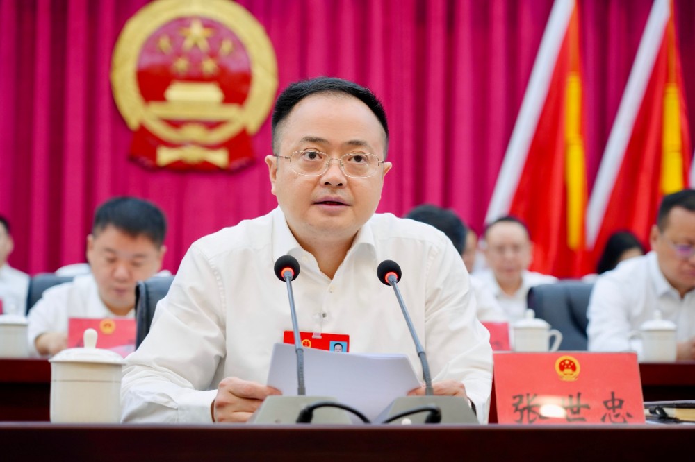 主席團常務主席，開幕會執(zhí)行主席張世忠主持大會.jpg